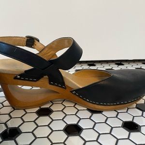 Dansko size 40 (9) women’s Taci Wedge comfort sandal